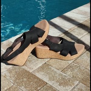 Clarks blk sz 10 cushion wedge